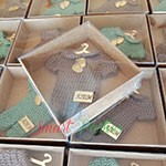 bebek şekeri örgü tulum magnet-pleksi isimlik, pleksi askı, pleksi ayak izi